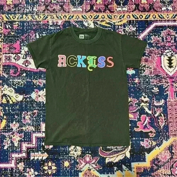 Young and Reckless T shirt Mens Text Shirt Size Small Green - Picture 1 of 1